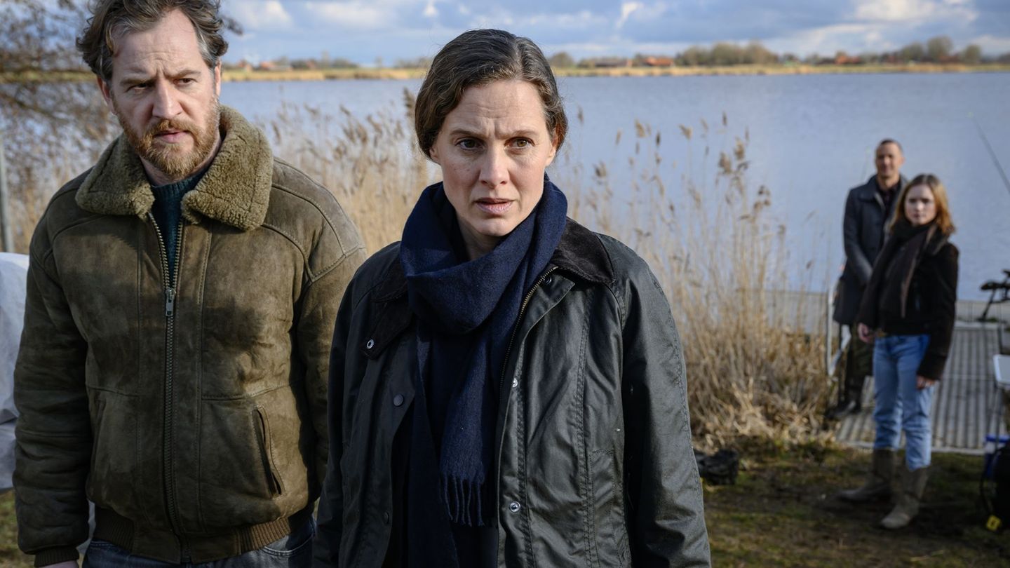 Frank Weller (Tom Radisch) und Ann Kathrin Klaasen (Picco von Groote) ermitteln am Tatort. Foto: Michael Ihle/ZDF/dpa