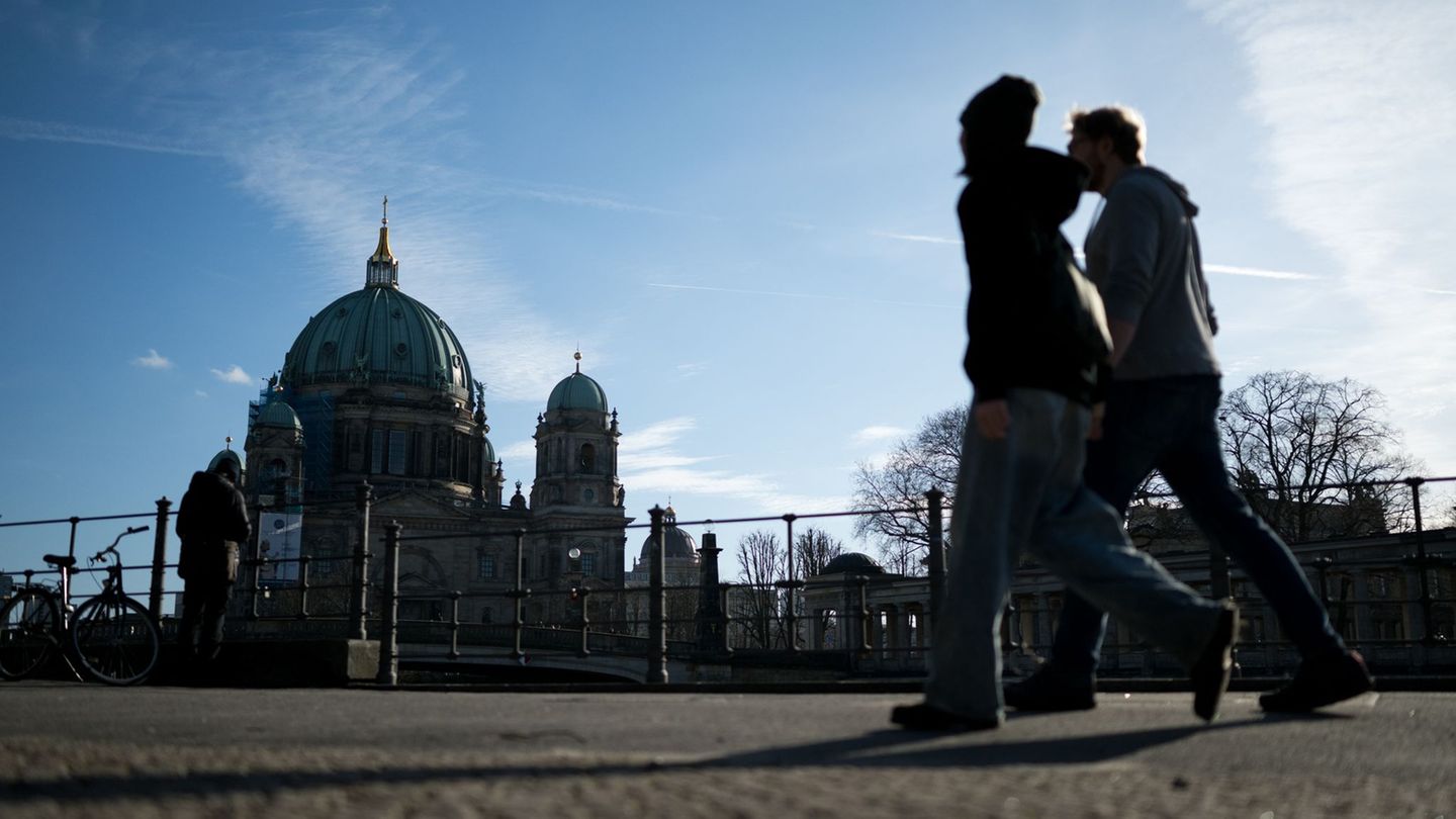 Nur wenig Wolken sollen am Wochenende in Berlin und Brandenburg zu sehen sein. (Symbolbild) Foto: Sebastian Gollnow/dpa
