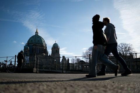 Nur wenig Wolken sollen am Wochenende in Berlin und Brandenburg zu sehen sein. (Symbolbild) Foto: Sebastian Gollnow/dpa