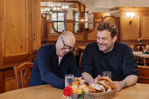 Sie kultivieren den neugierigen, nicht immer ganz ernsthaften Blick aufs Brauchtum: Sebastian Bezzel (rechts) und Simon Schwarz.