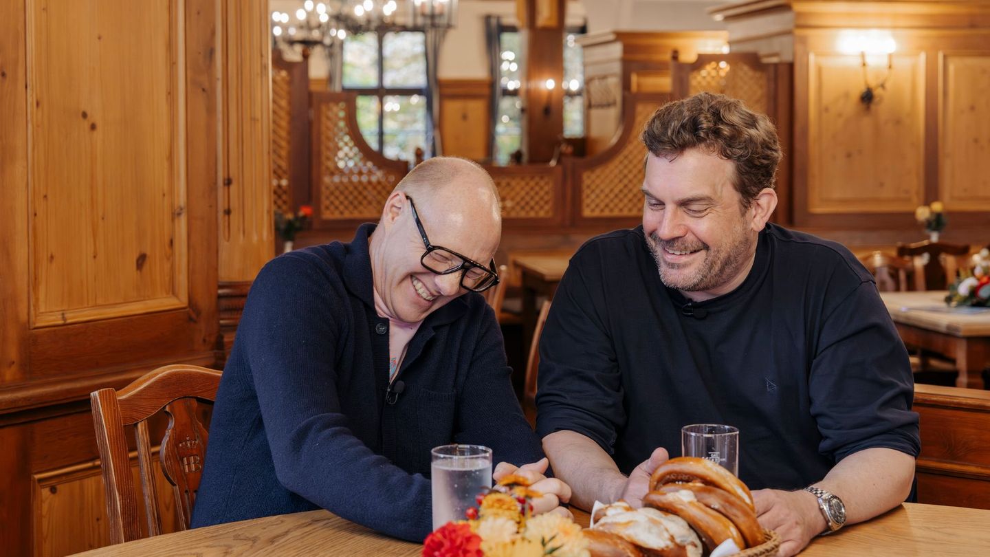 Sie kultivieren den neugierigen, nicht immer ganz ernsthaften Blick aufs Brauchtum: Sebastian Bezzel (rechts) und Simon Schwarz.