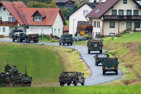 Donald Trump will 5000 Soldaten abziehen: US-Fahrzeuge auf deutscher Straße