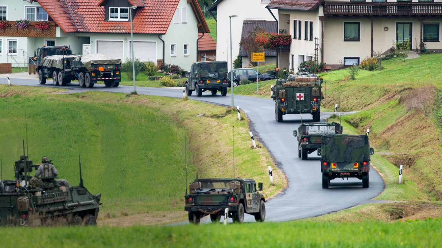 Donald Trump will 5000 Soldaten abziehen: US-Fahrzeuge auf deutscher Straße