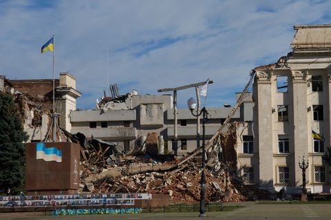 Die ukrainische Stadt Cherson ist durch ständigen russischen Beschuss stark zerstört. (Archivbild) Foto: Efrem Lukatsky/AP/dpa