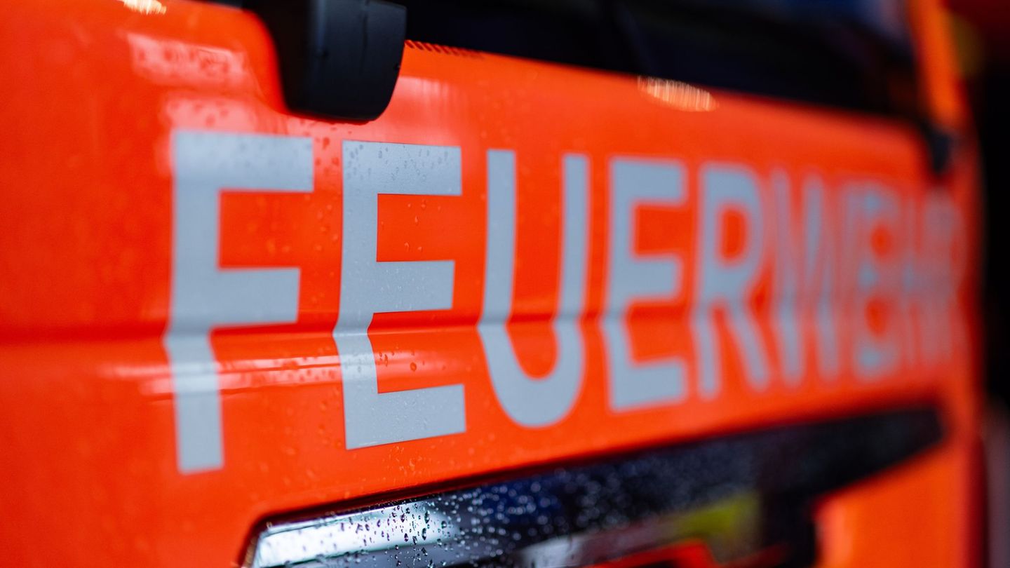 Kräfte der Feuerwehr Dornburg haben den Brand gelöscht. (Symbolbild) Foto: Marijan Murat/dpa