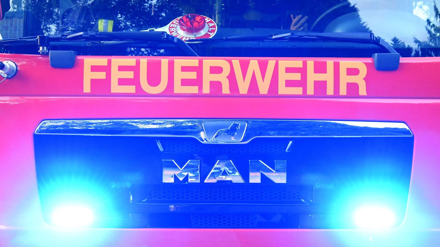 Bei dem Dachstuhlbrand im Kreis Pinneberg waren zahlreiche Kräfte der Feuerwehr im Einsatz. (Symbolbild) Foto: Carsten Rehder/dp