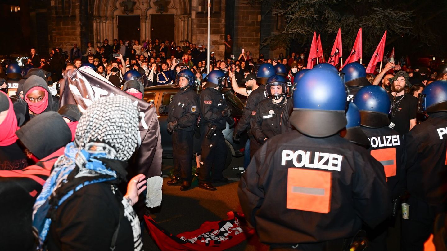 Die Gewerkschaft der Polizei spricht nach der Demonstration am Abend des 1. Mai in Berlin-Kreuzberg von einer gemischten Bilanz.