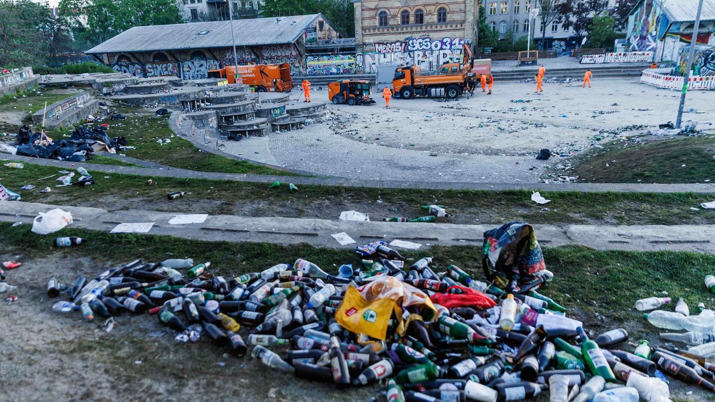 Nach dem 1. Mai sind Straßen und Parks in Kreuzberg voll Müll. Foto: Carsten Koall/dpa