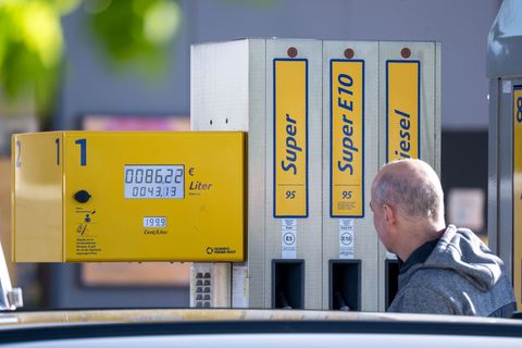Knapp 17 Cent sank die Steuer auf Benzin und Diesel zum Maianfang. Komplett ist dies bisher nicht bei den Autofahrern angekommen