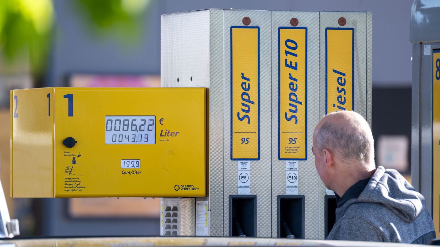 Knapp 17 Cent sank die Steuer auf Benzin und Diesel zum Maianfang. Komplett ist dies bisher nicht bei den Autofahrern angekommen