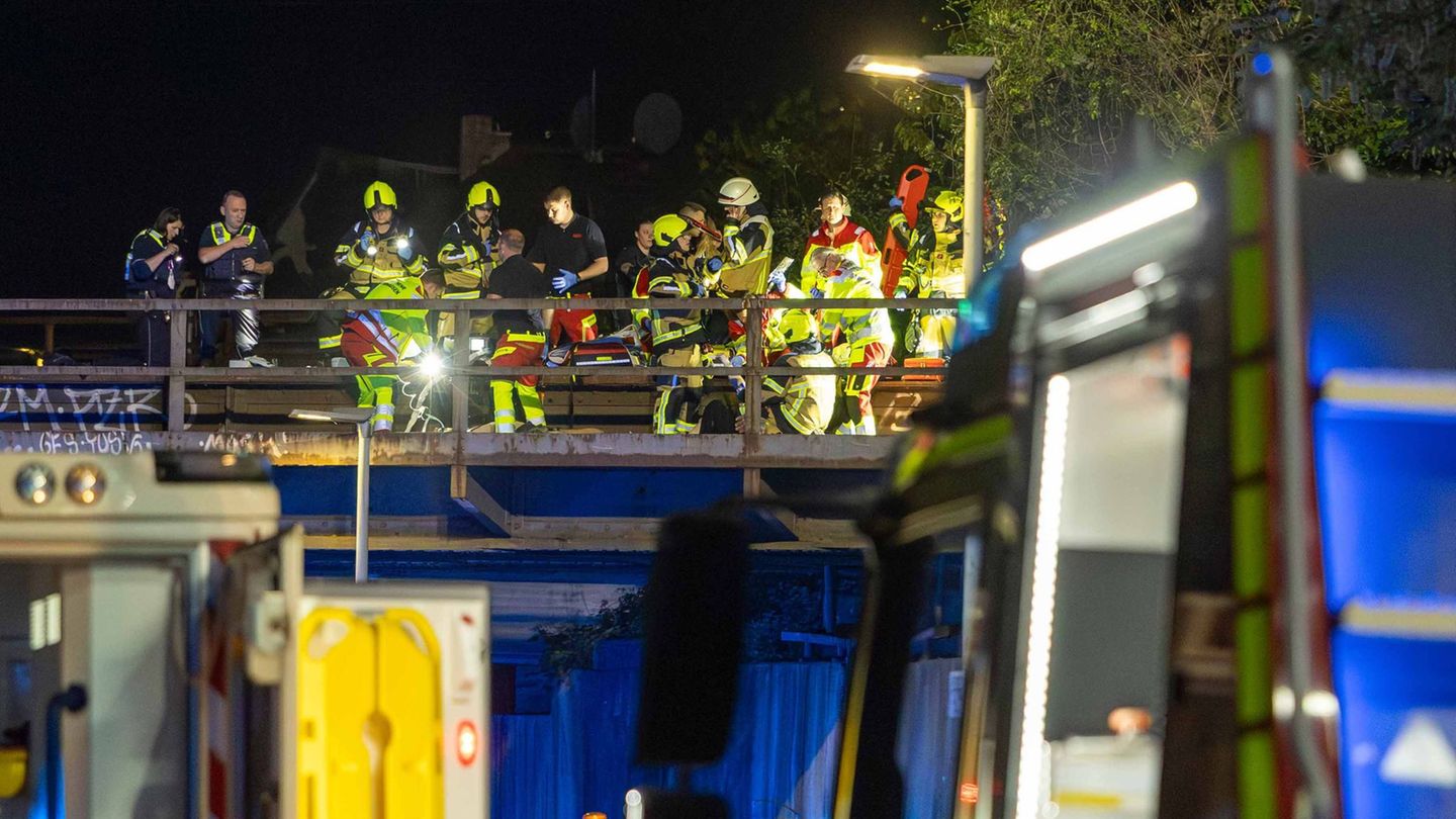 Die beiden Personen wurden von einem Zug erfasst. Foto: Justin Brosch/dpa