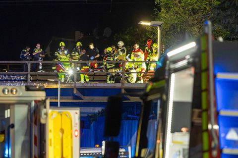 Die beiden Personen wurden von einem Zug erfasst. Foto: Justin Brosch/dpa