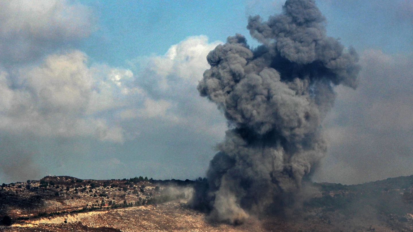 Rauchschwaden nach einem früheren Angriff Israels im Bereich der südlibanesischen Stadt Nabatieh. (Archivbild) Foto: dpa