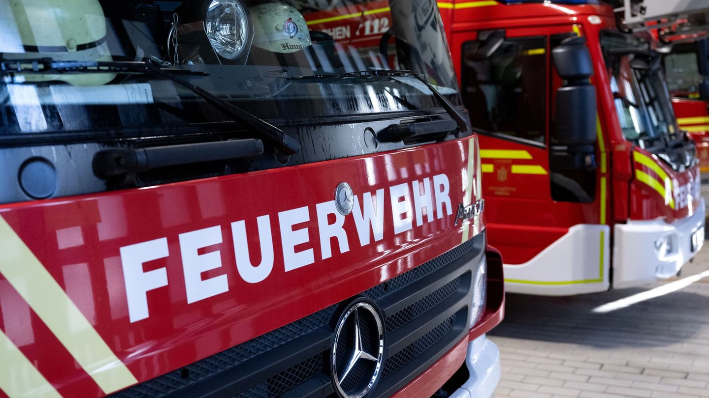 Die Feuerwehr musste den Dachstuhl mit einem Bagger abtragen, um den Brand zu kontrollieren. (Symbolbild) Foto: Sven Hoppe/dpa