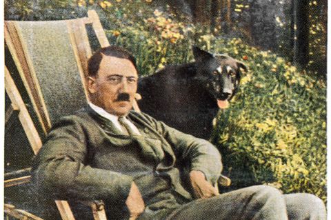 Hitler mit einem Hund