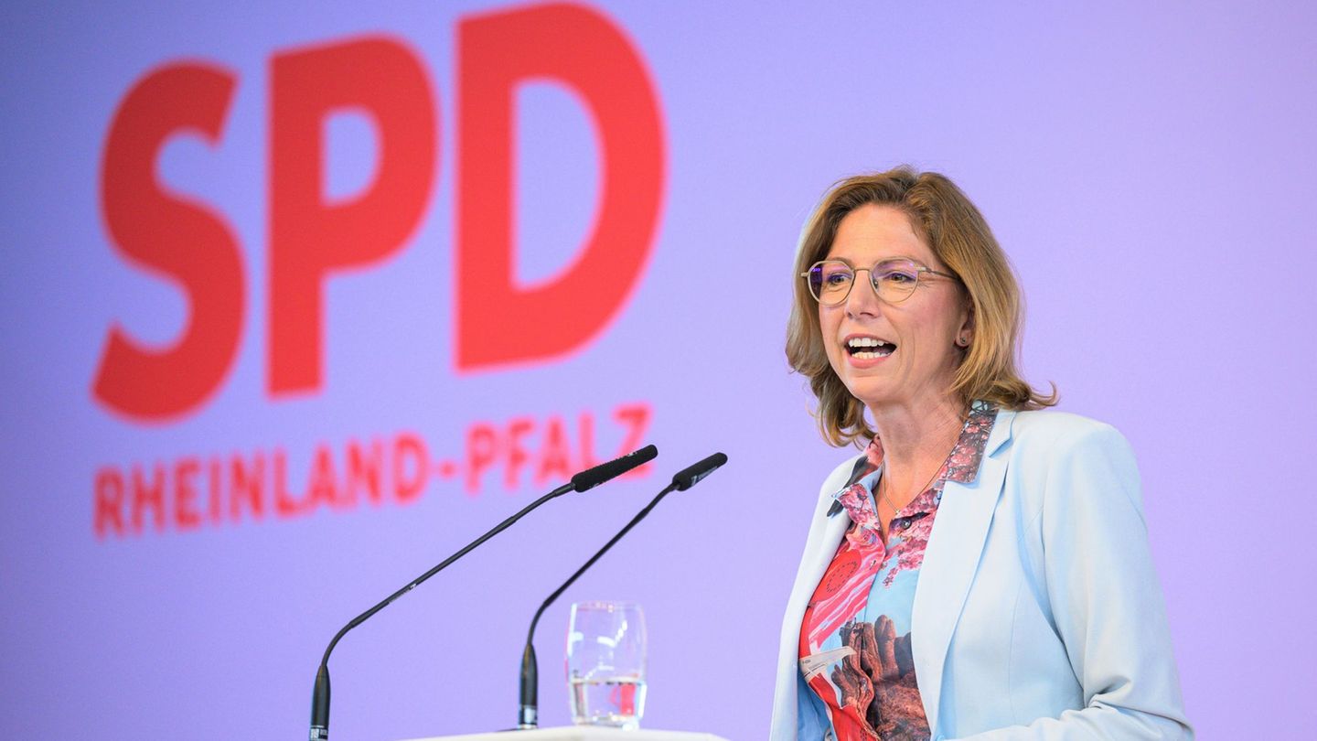 SPD-Vorsitzende Sabine Bätzing-Lichtenthäler bei der Eröffnung des Parteitags im rheinhessischen Nieder-Olm. Foto: Hannes P. Alb