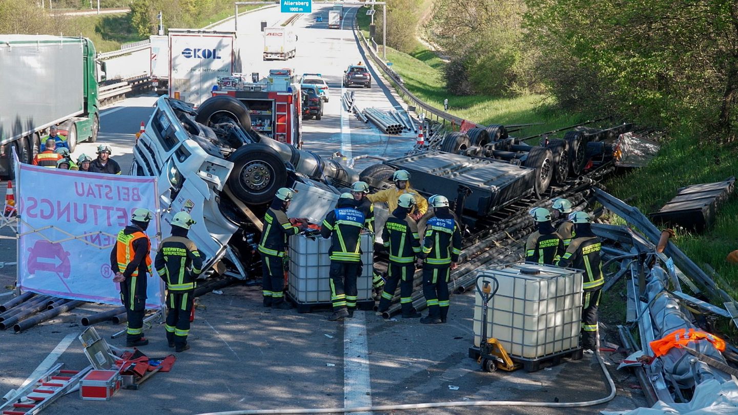 Rettungskräfte sind vor Ort an der Unfallstelle. Foto: Lars Haubner/NEWS5/dpa