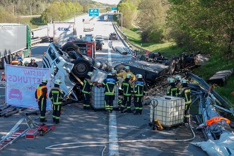 Rettungskräfte sind vor Ort an der Unfallstelle. Foto: Lars Haubner/NEWS5/dpa
