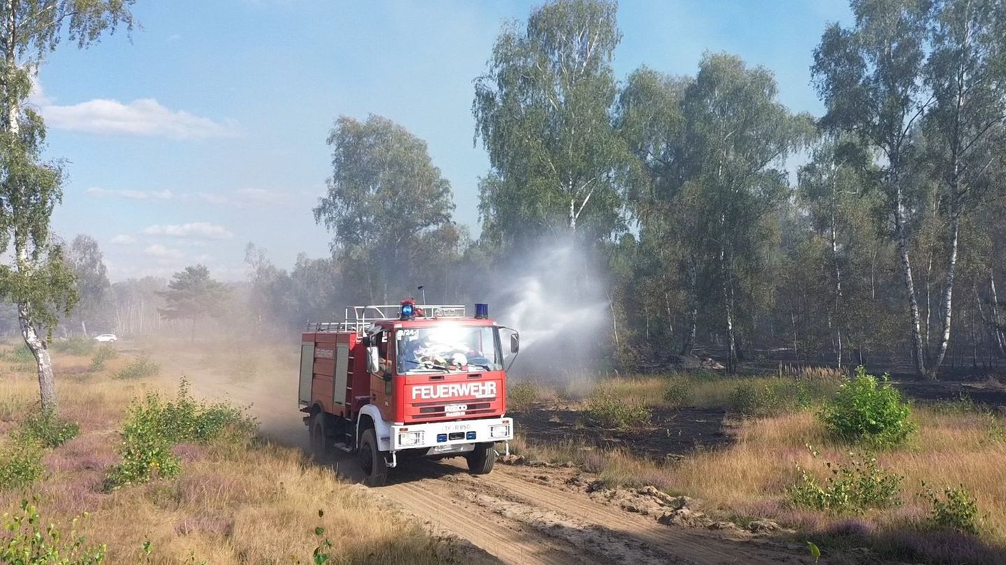 Immer wieder muss die Feuerwehr wegen Waldbränden auf dem ehemaligen Truppenübungsplatz bei Jüterbog ausrücken. (Archivbild) Fot