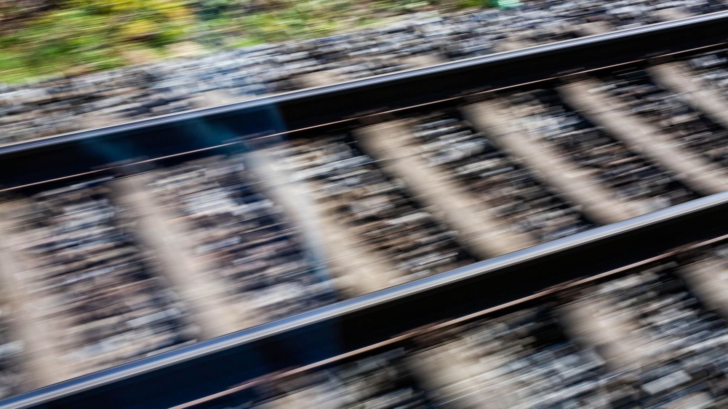 Die Polizei ermittelt wegen gefährlichen Eingriffs in den Bahnverkehr. (Symbolbild) Foto: Philipp von Ditfurth/dpa