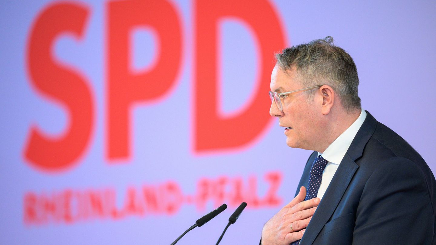 Alexander Schweitzer wirbt für den Koalitionsvertrag und eine Regierung unter Führung der CDU. Foto: Hannes P. Albert/dpa
