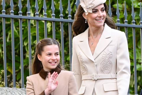 Prinzessin Charlotte mit ihrer Mutter Prinzessin Kate beim Ostergottesdienst in diesem Jahr.