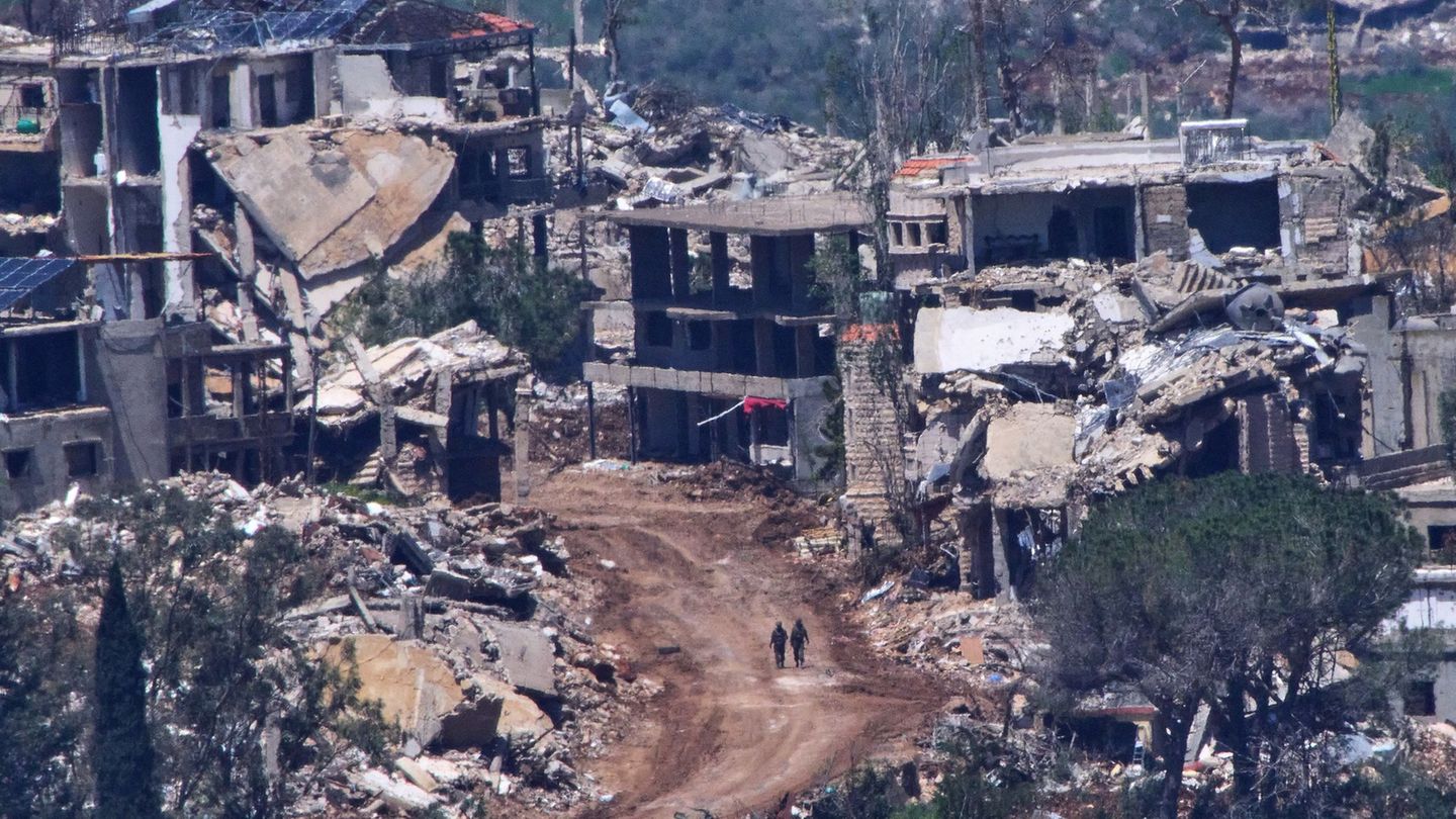 Zwei israelische Soldaten im Südlibanon. (Archivbild) Foto: Ariel Schalit/AP/dpa