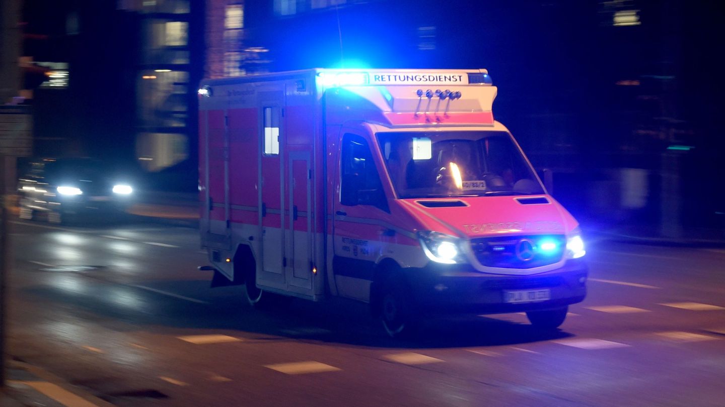 Der Mann erlag an der Unfallstelle seinen schweren Verletzungen. (Symbolbild) Foto: Carsten Rehder/dpa