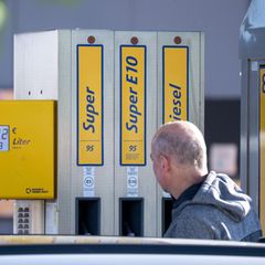 Tankrabatt: Ein Mann vor einer Zapfsäule