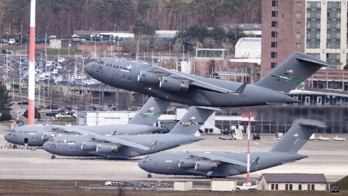 Flugzeuge auf der US-Airbase in Ramstein: Sind Standorte in Rheinland-Pfalz vom angekündigten US-Truppenabzug betroffen? (Archiv