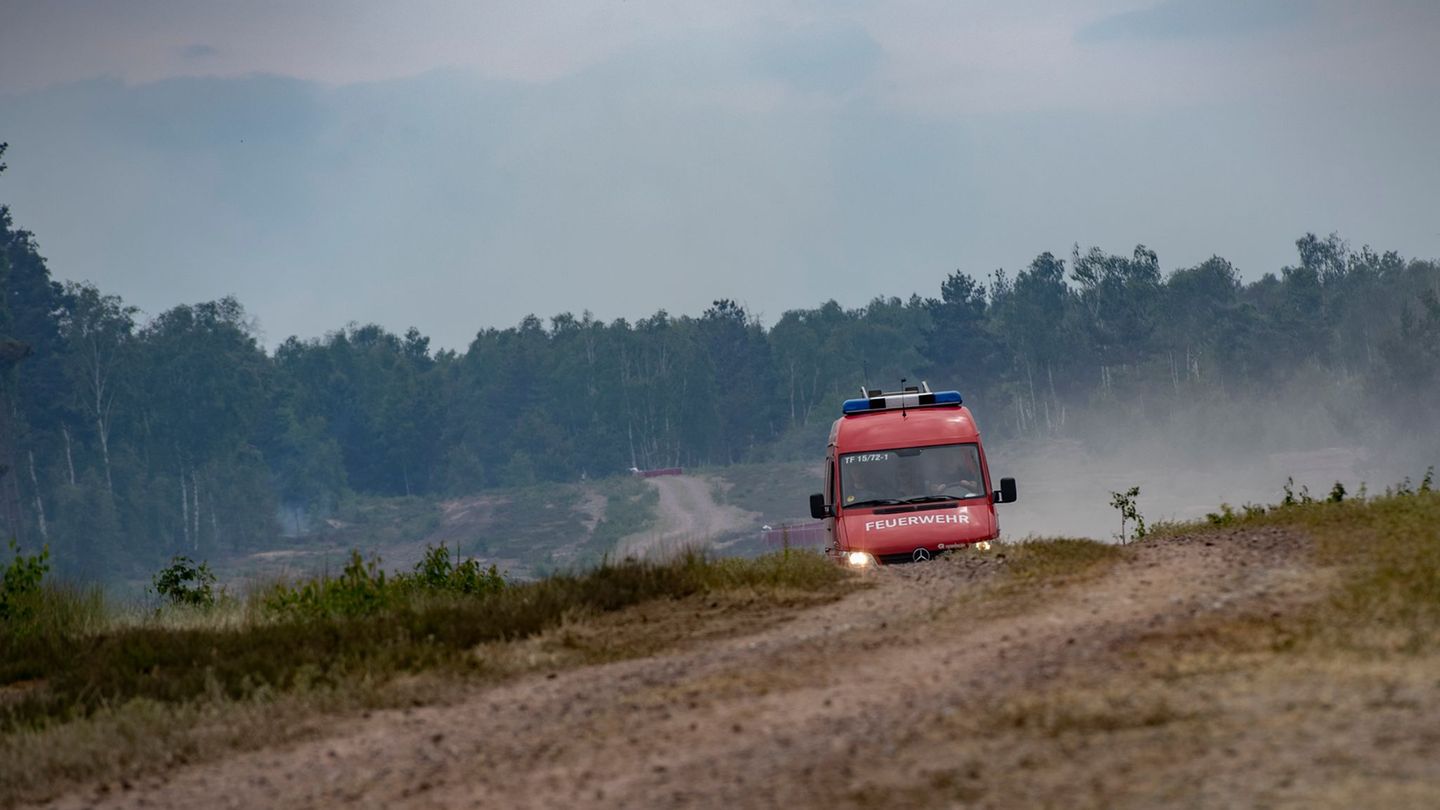 Bei Jüterbog brechen immer wieder Waldbrände auf einem ehemaligen Truppenübungsgelände aus. 2023 kämpfte die Feuerwehr rund zwei