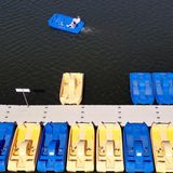 Tretboote sind an einem Bootssteg auf dem Stausee Wendefurth befestigt, aufgenommen mit einer Drohne