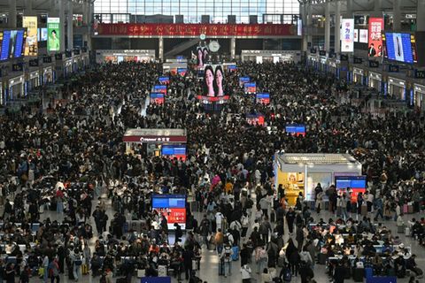 Fahrgäste in Bahnhof in Shanghai