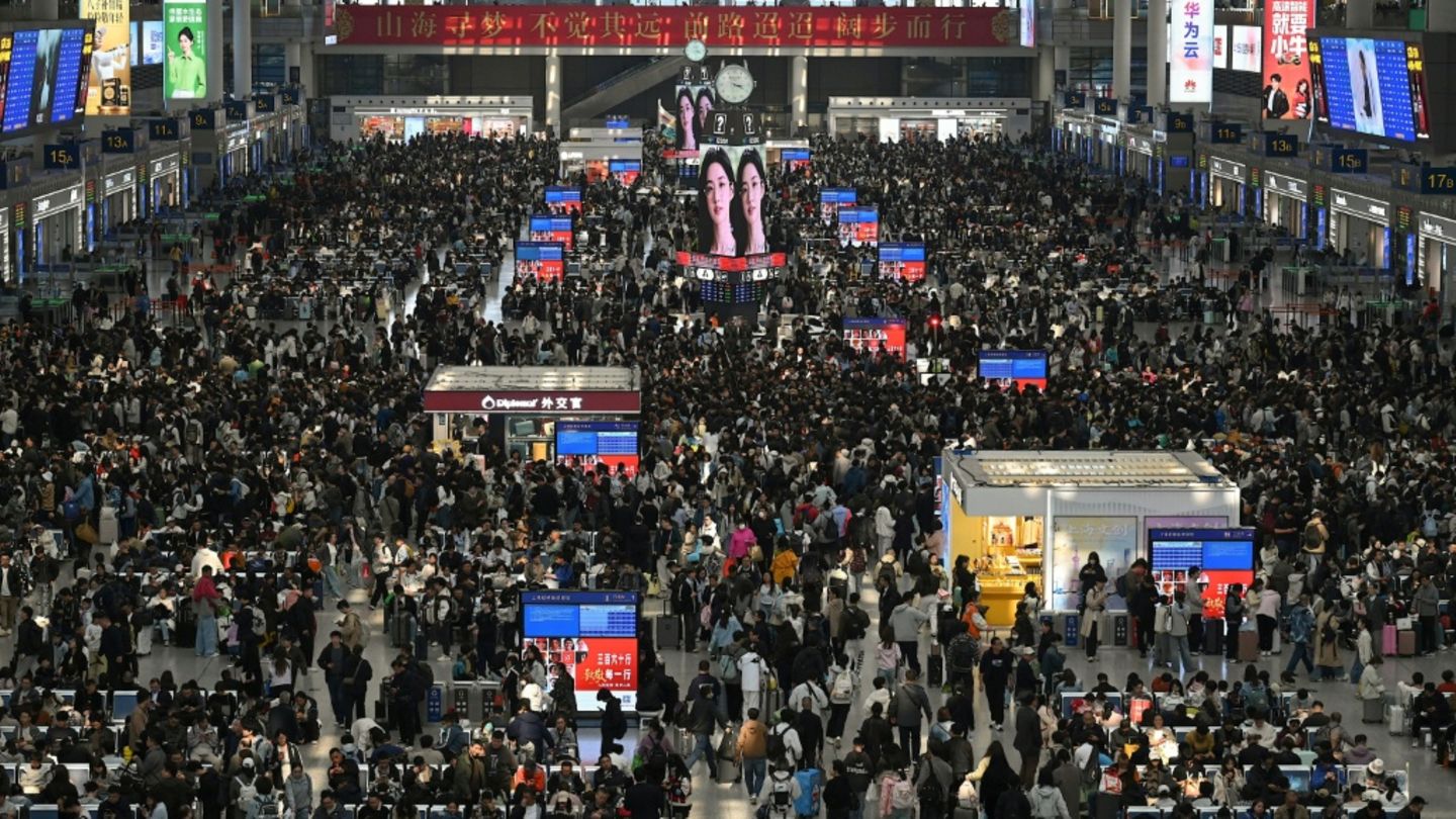 Fahrgäste in Bahnhof in Shanghai