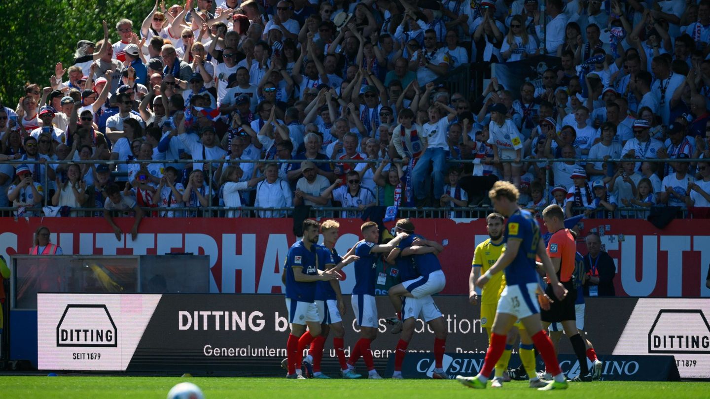 Kieler Jubel gegen Eintracht Braunschweig. Foto: Gregor Fischer/dpa