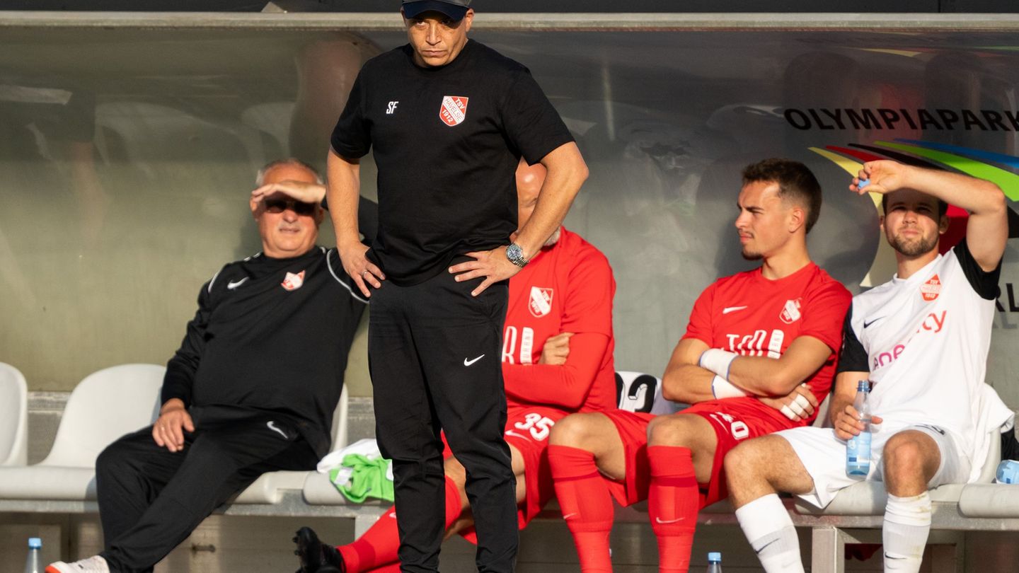 Wieder abgestiegen: Der TSV Havelse und sein Trainer Samir Ferchichi. Foto: Soeren Stache/dpa