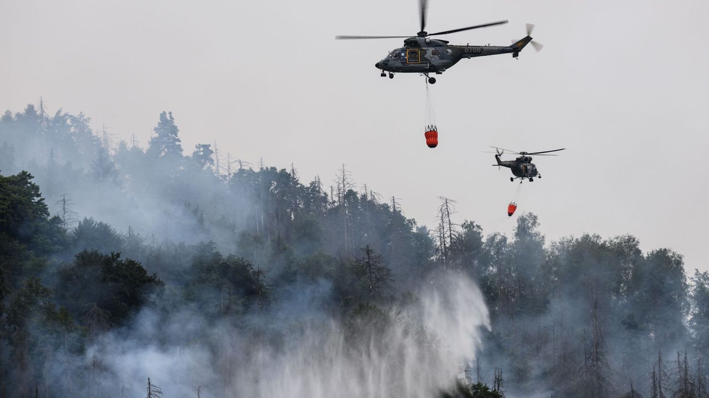Mit Hubschraubern wird ein Waldbrand im tschechischen Nationalpark Böhmische Schweiz nahe der Grenze zu Sachsen gelöscht. (Archi