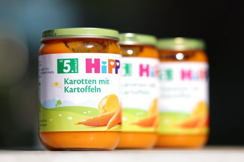 Hipp-Babykostgläschen stehen auf einem Tisch