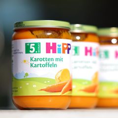 Hipp-Babykostgläschen stehen auf einem Tisch