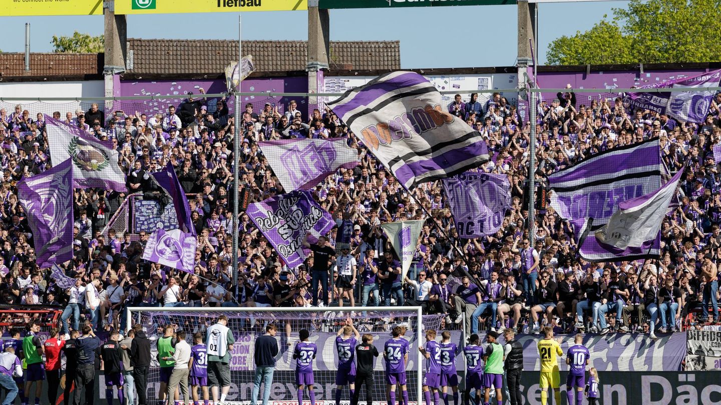 Jubel in Osnabrück: Die Lila-Weißen kehren in die Zweite Liga zurück. (Archivbild) Foto: David Ebener/dpa