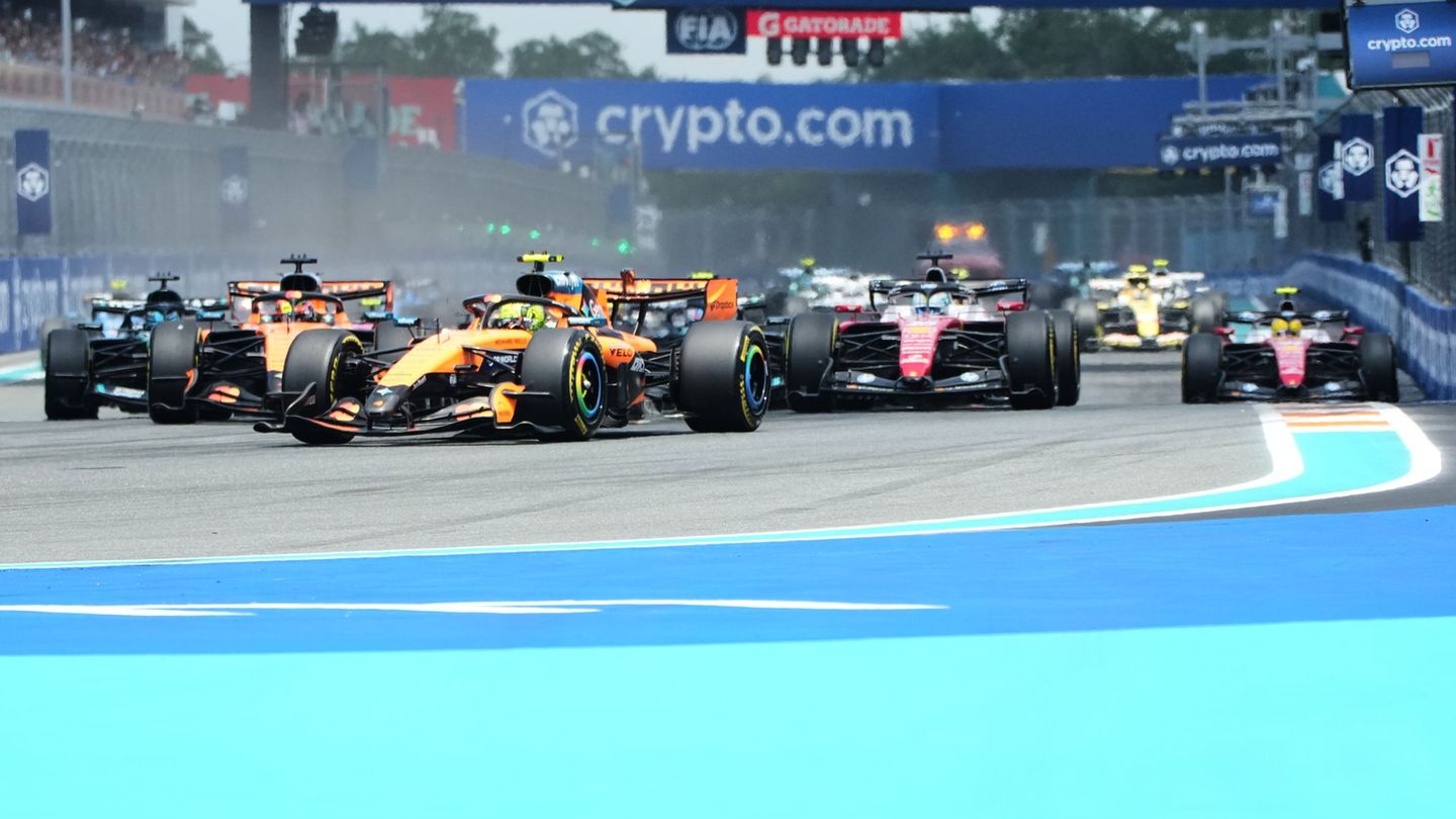 Lando Norris im McLaren lässt die Konkurrenz hinter sich. Foto: Lynne Sladky/AP/dpa