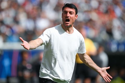 Frankfurts Coach Albert Riera steht nach der Niederlage gegen den Hamburger SV unter Druck. Foto: Florian Wiegand/dpa