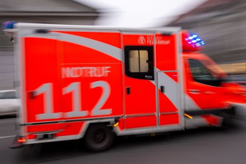 Rettungskräfte brachten den Schwerverletzten mit einem Rettungswagen in ein Krankenhaus. (Symbolbild) Foto: Monika Skolimowska/d