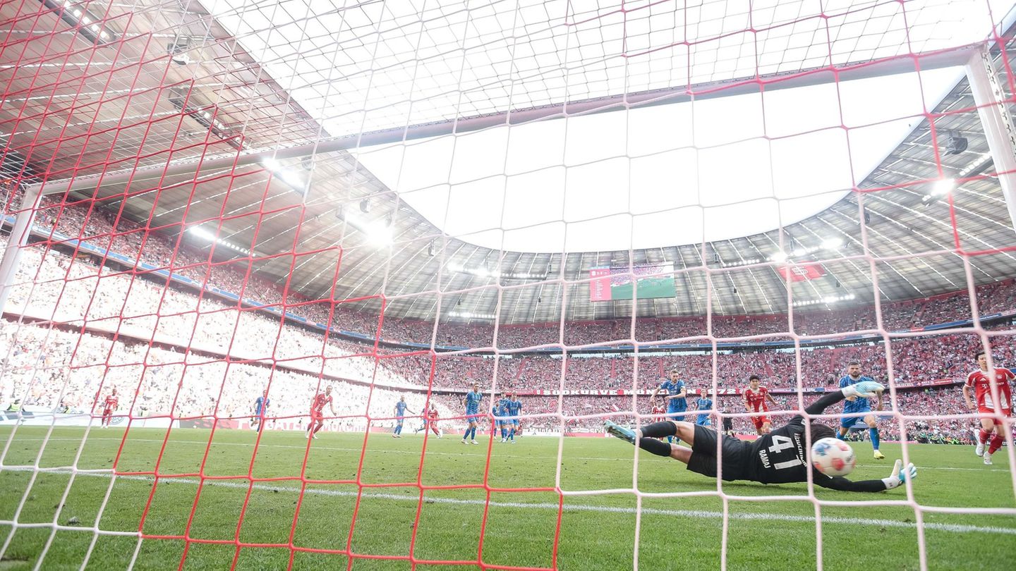 Heidenheims Schockmoment: Der Schuss von Bayern-Star Michael Olise prallt vom Pfosten an den Rücken von Torwart Diant Ramaj und