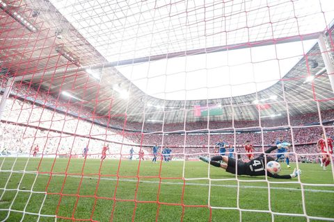 Heidenheims Schockmoment: Der Schuss von Bayern-Star Michael Olise prallt vom Pfosten an den Rücken von Torwart Diant Ramaj und
