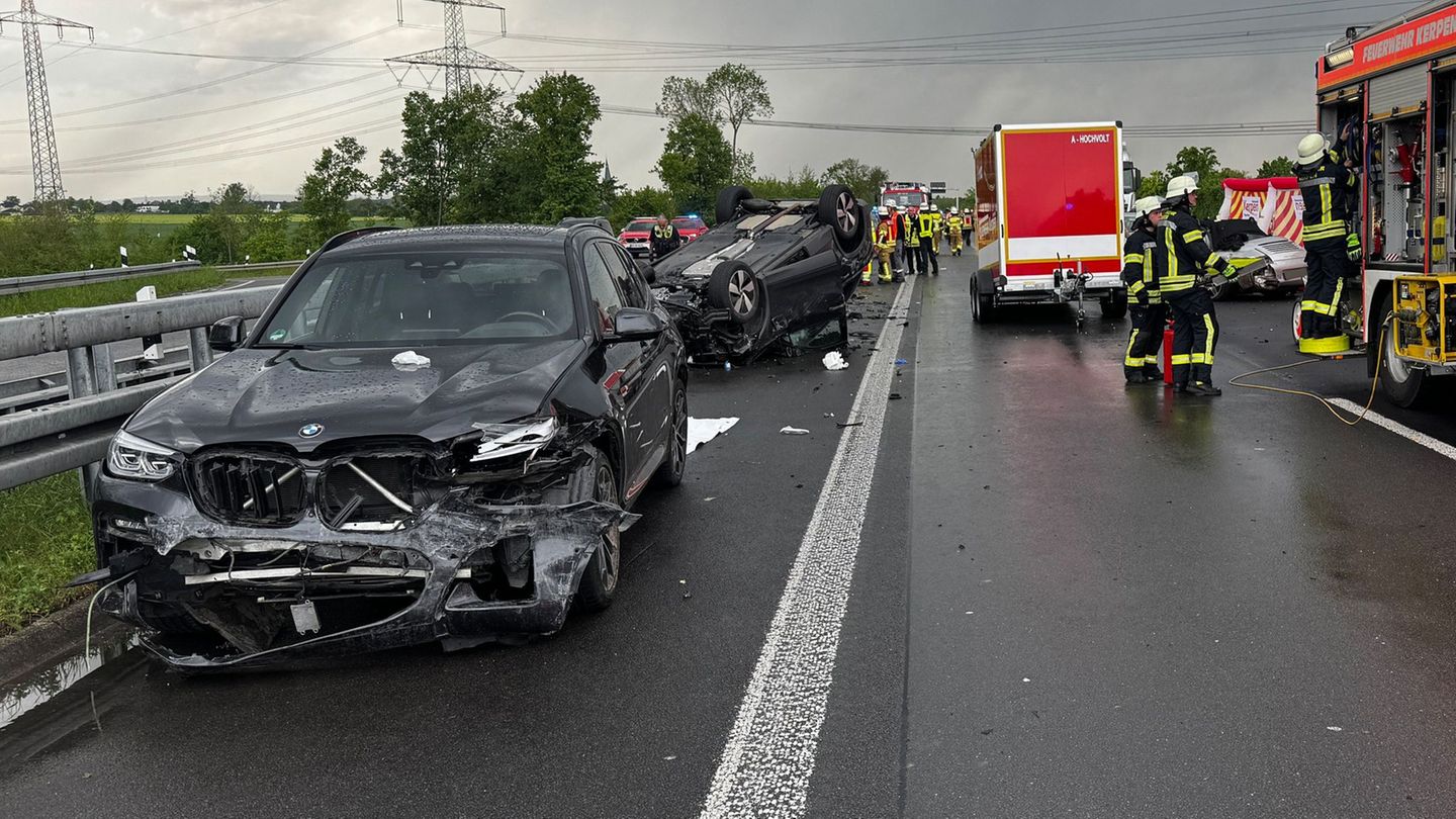 Notfälle: Frau stirbt bei Unfall auf A61 - Kind schwer verletzt
