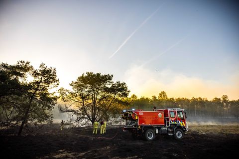 Bei der Brandbekämpfung in den Niederlanden kamen auch Feuerwehrleute aus NRW zum Einsatz. Foto: Rob Engelaar/ANP/dpa