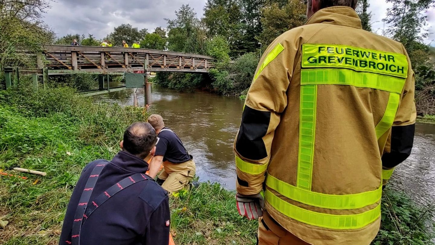 Einsatz: Erneut Leiche in der Erft – Feuerwehr birgt Mann aus Fluss