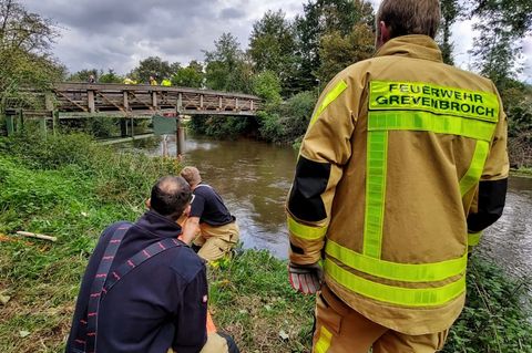 Nur zwei Tage nach dem Ertrinken einer Jugendlichen in der Erft musste die Feuerwehr Grevenbroich im Bereich des sogenannten Flu