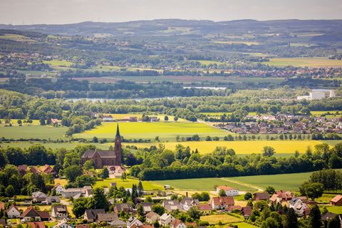 Die beiden Toten wurden in Steinbergen bei Rinteln an der Weser gefunden. (Archivbild) Foto: Moritz Frankenberg/dpa